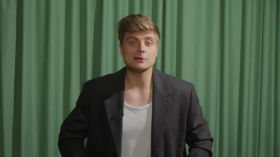 Что главная говорящая голова пропаганды Екатерина Андреева делает в сети? 